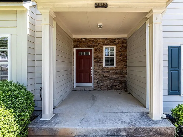 2657 Cedar Dr — Photo 2