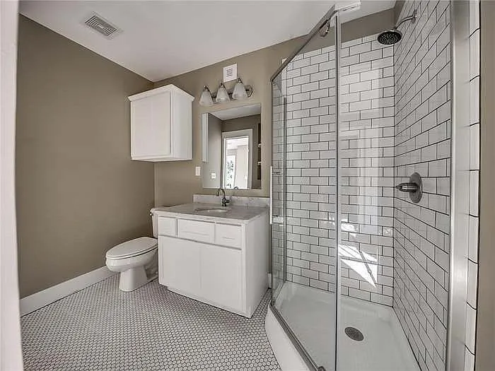 2213 N Shartel Ave — Photo 30