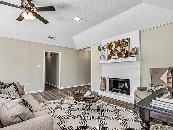 4th image of 1203 Charles Ct