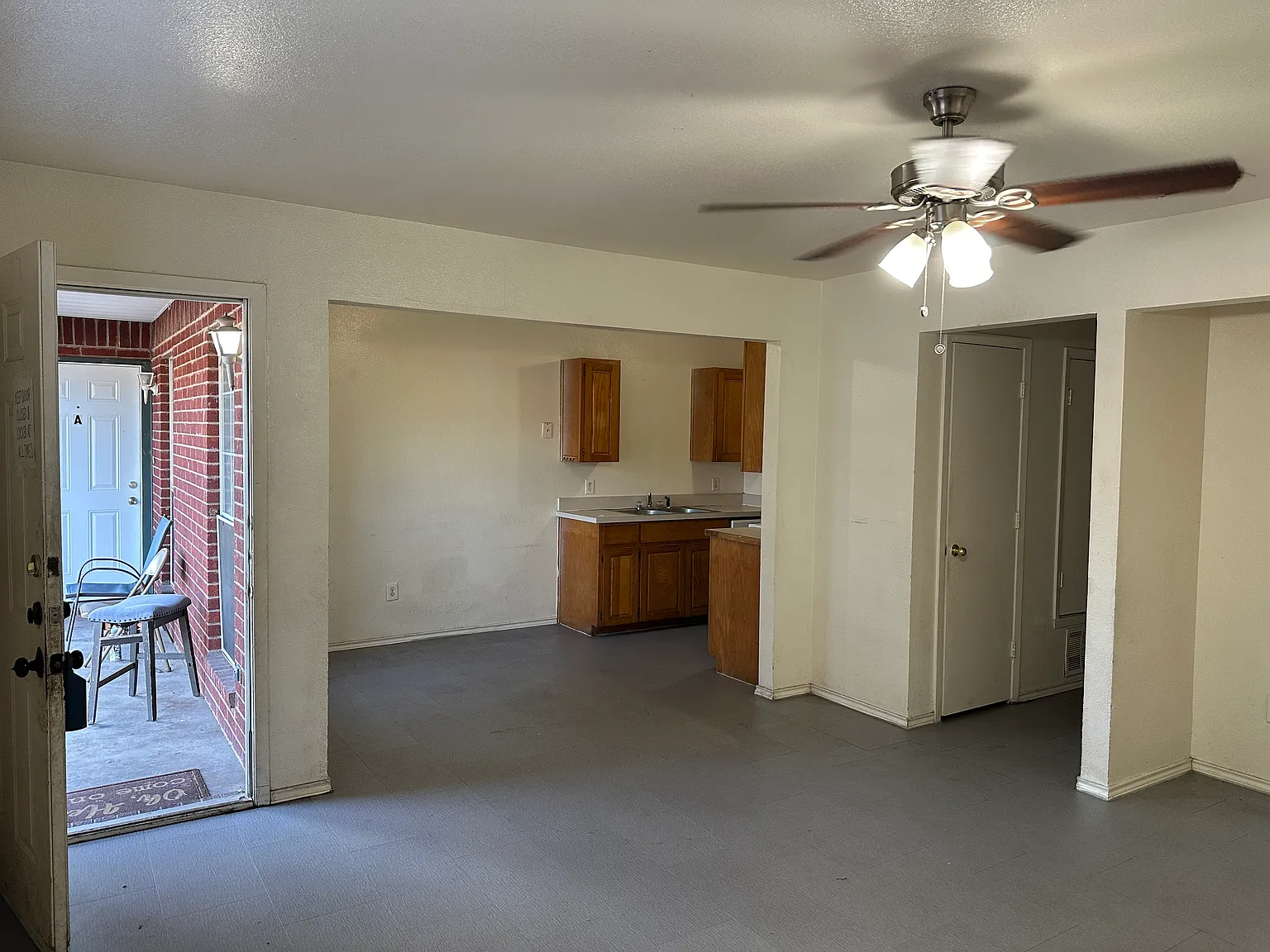 3 bed, 1024 sqft, $1,300 — Photo 4