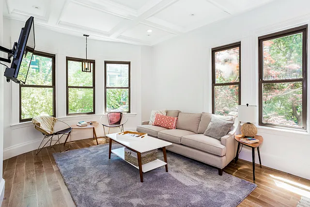 4 bed, 3.5 bath, 1699 sqft, $10,000 — Photo 2