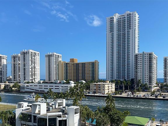 4th image of 800 Parkview Dr APT 708