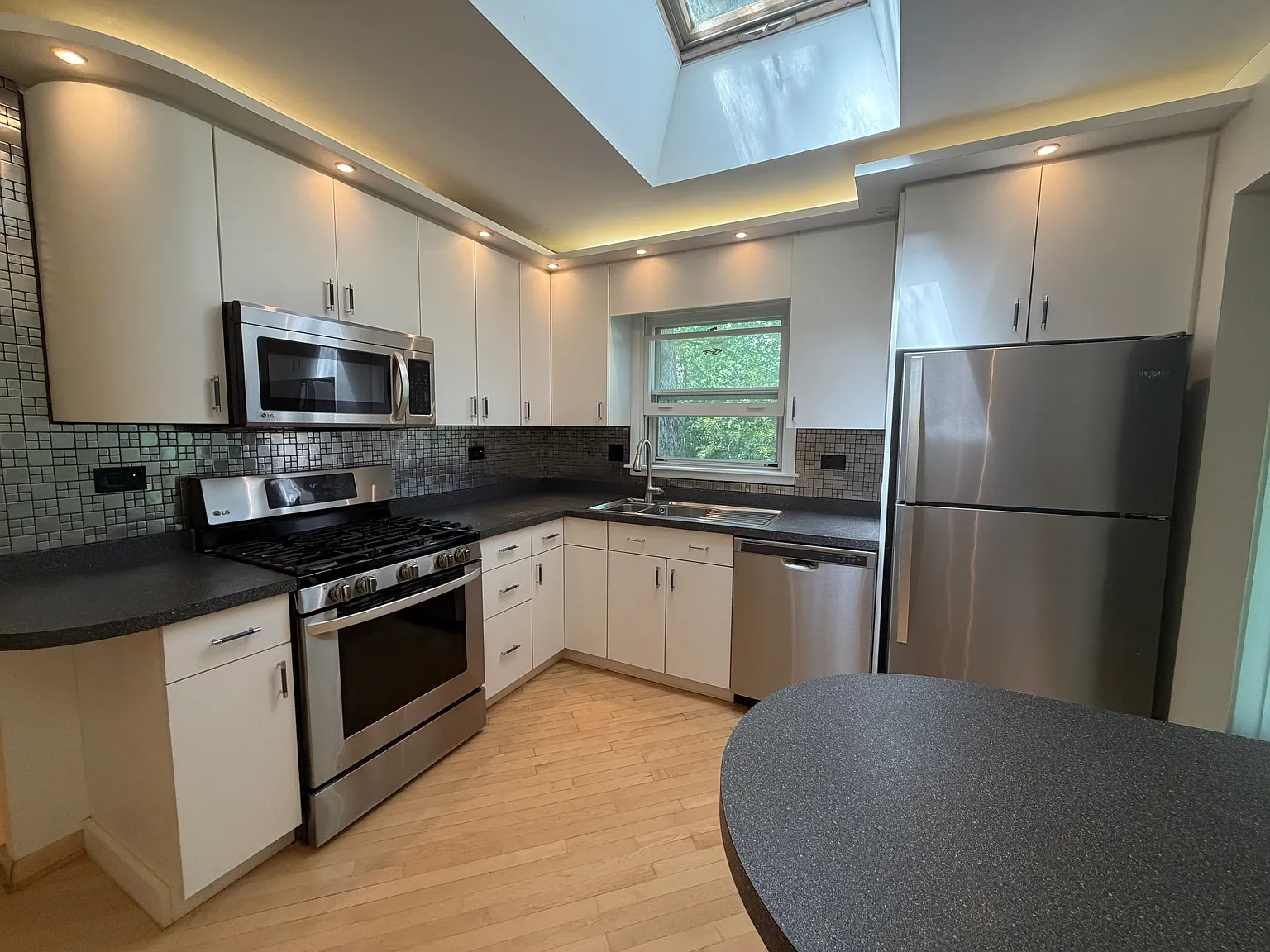 3 bed, 2.5 bath, 1800 sqft, $3,600 — Photo 4