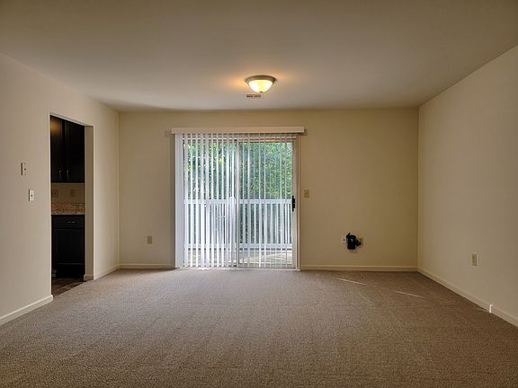 5th image of 83 Hilldale Dr