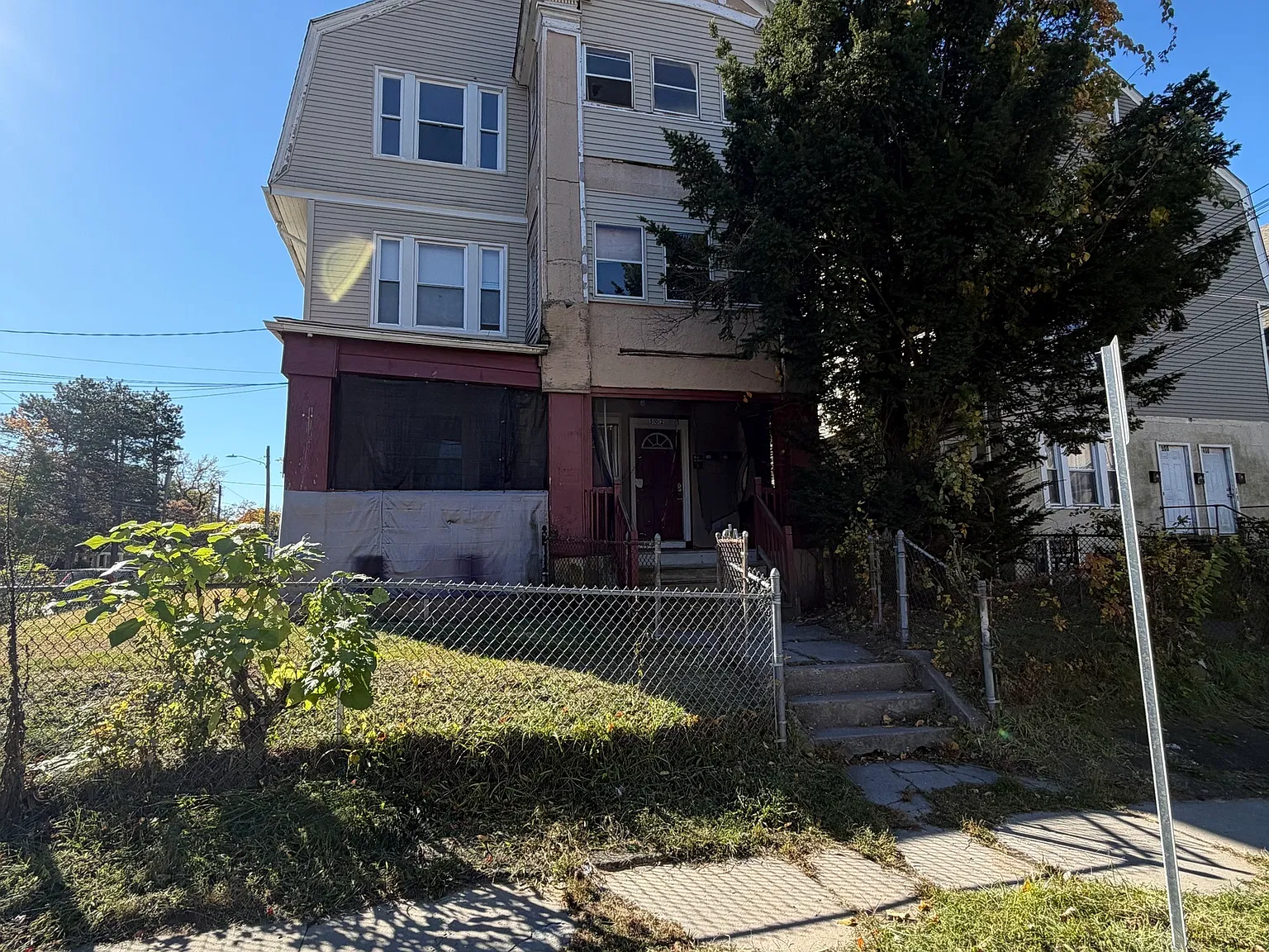 4 bed, 1.0 bath, 1200 sqft, $2,000 — Photo 1