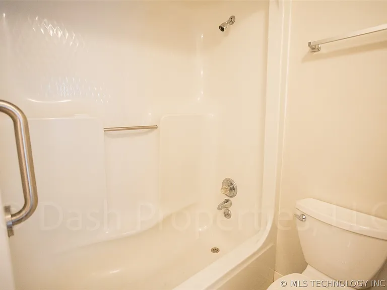 1119 S Florence Ave — Photo 30