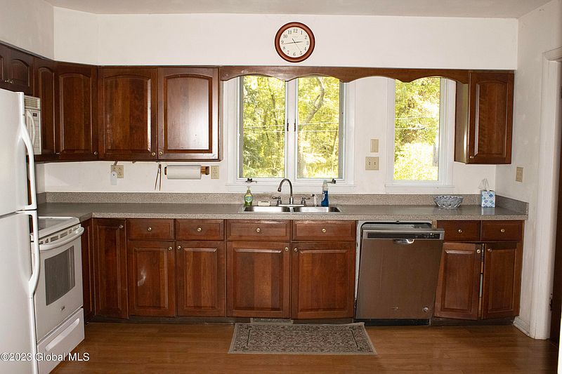 4th image of 374 McClellan Road