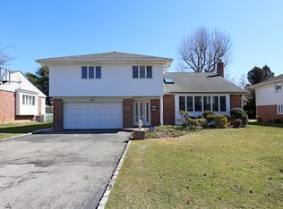 181 Dogwood Rd, Roslyn, NY 11576