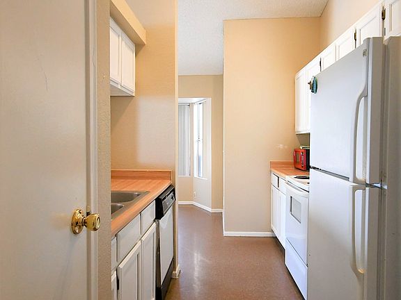 4th image of 6240 W Ivanhoe St
