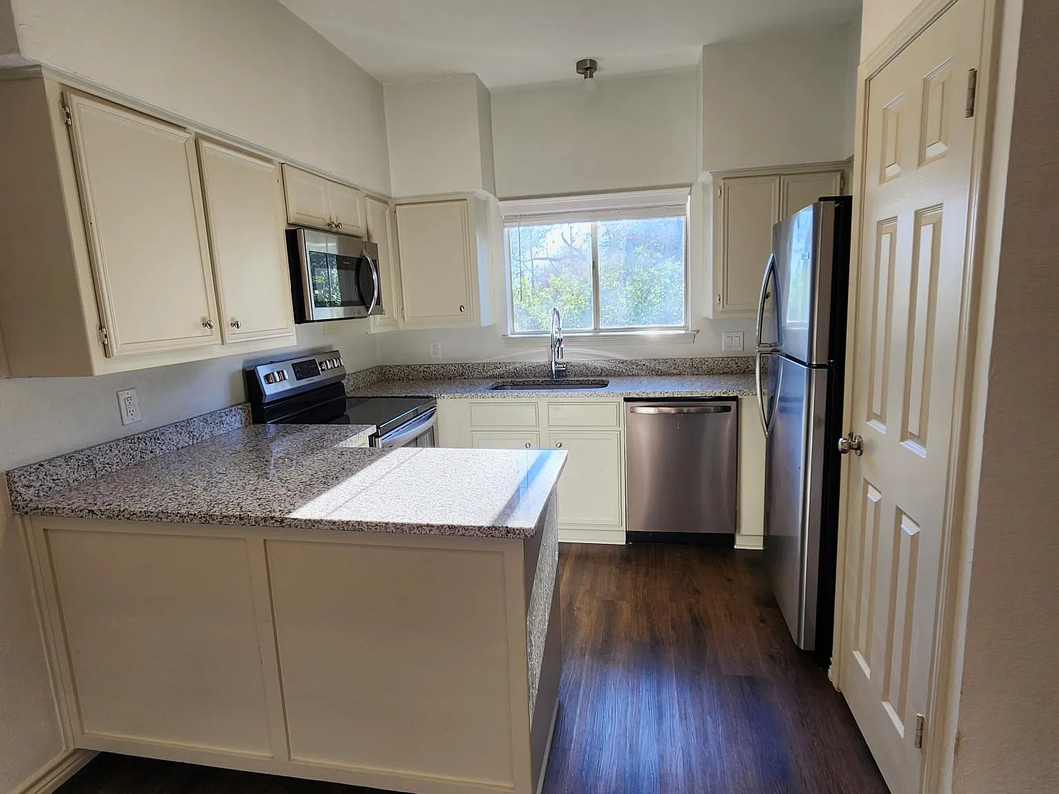 2 bed, 925 sqft, $1,595 — Photo 3