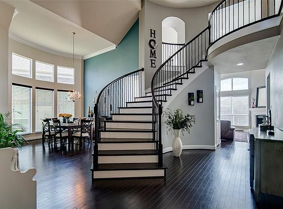 3rd image of 809 Cowan Ln