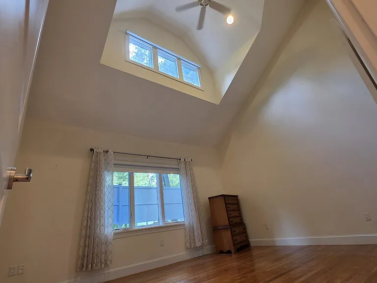 910 W Roxbury Pkwy — Photo 5