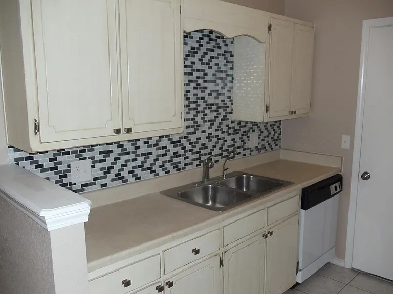 1410 Lindell Ct — Photo 9