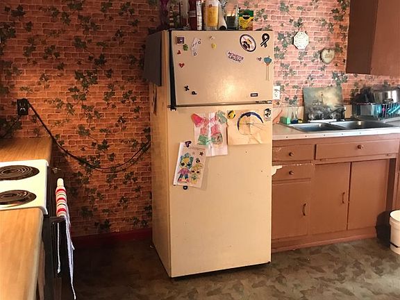 5th image of 220 Franklin St