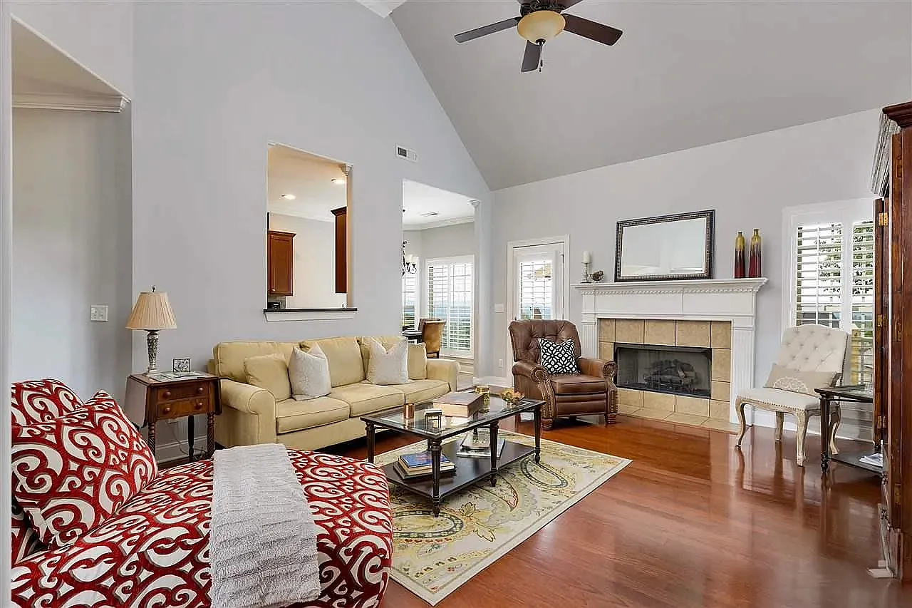 4 bed, 3000 sqft, $2,700 — Photo 3