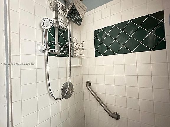 5th image of 216 SE 23rd Ave #E
