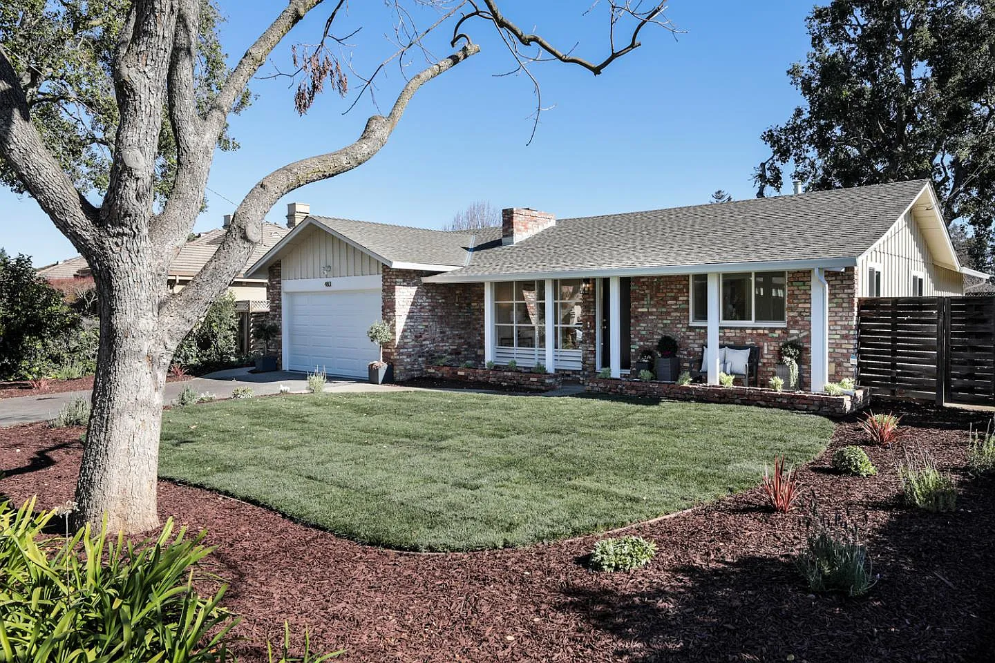 483 Los Ninos Way photo 1