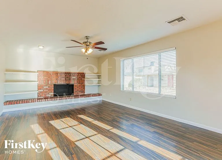 2518 E Don Carlos Ave — Photo 2