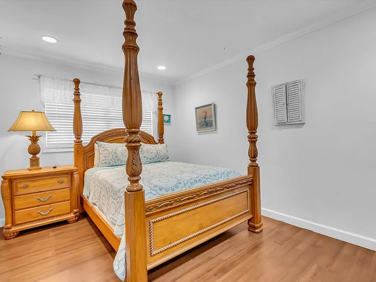 2732 Valencia Dr — Photo 2