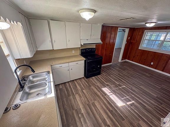 3rd image of 801 E 12th St