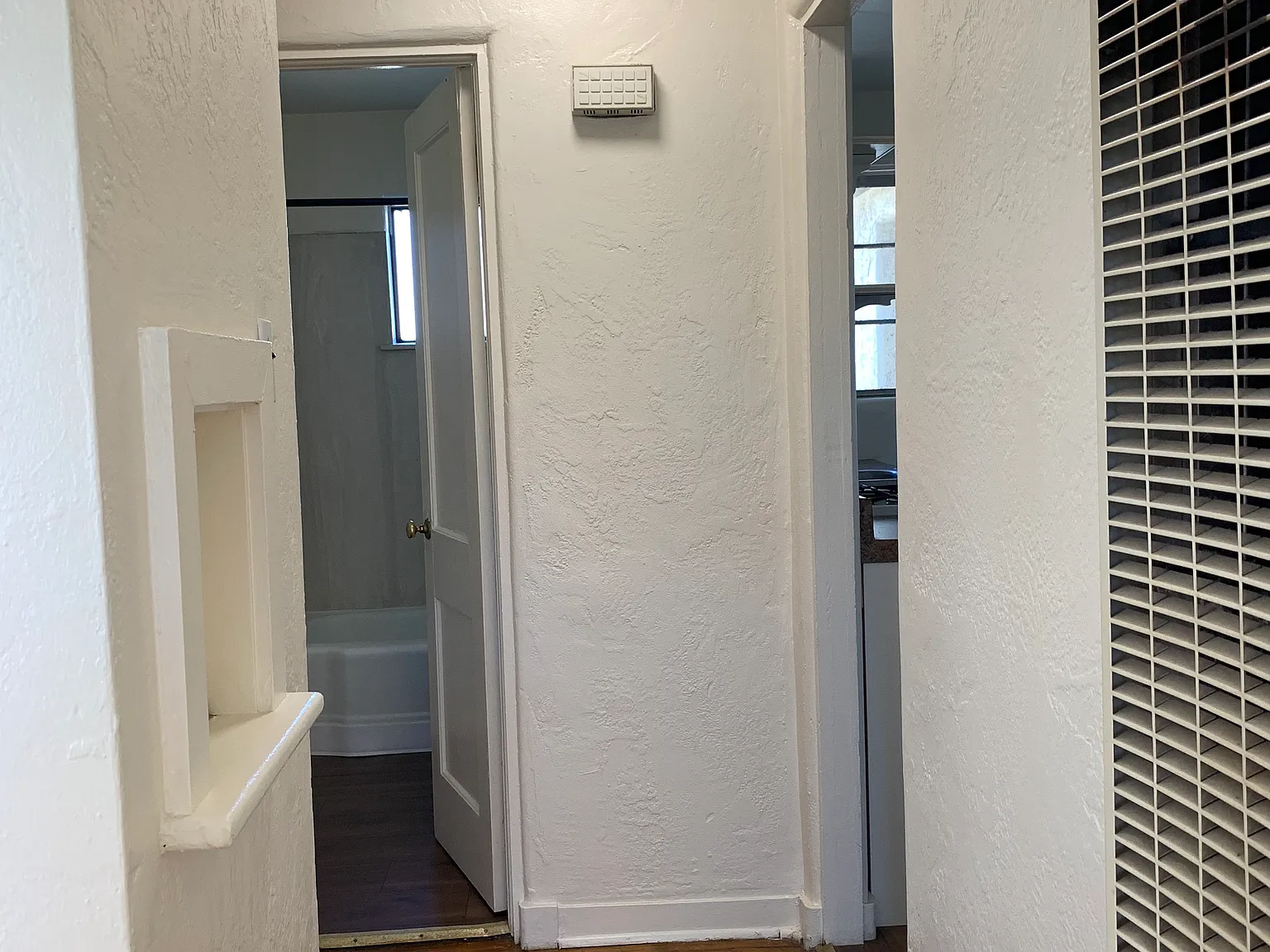 Charming & Totally Updated 1 Bedroom Apartment Downtown — Photo 1