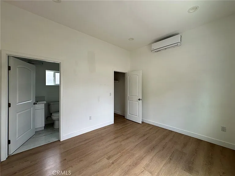 1231 Oak St — Photo 3