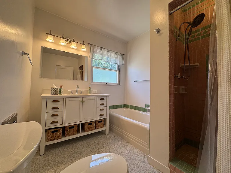 1418 Spazier Ave — Photo 14