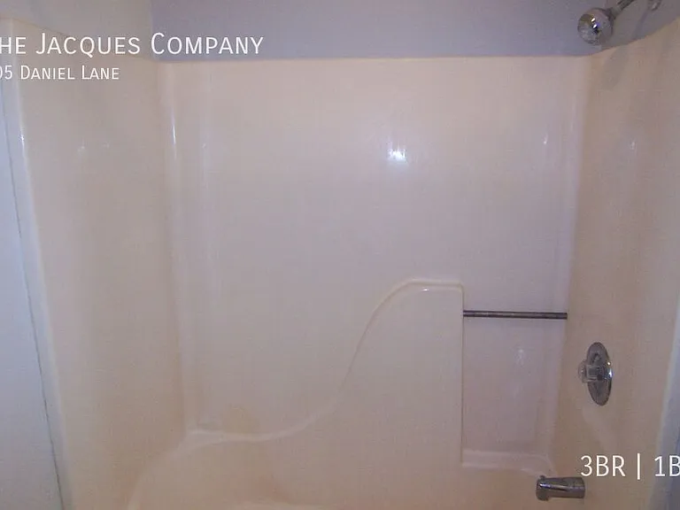 605 Daniel Ln — Photo 3