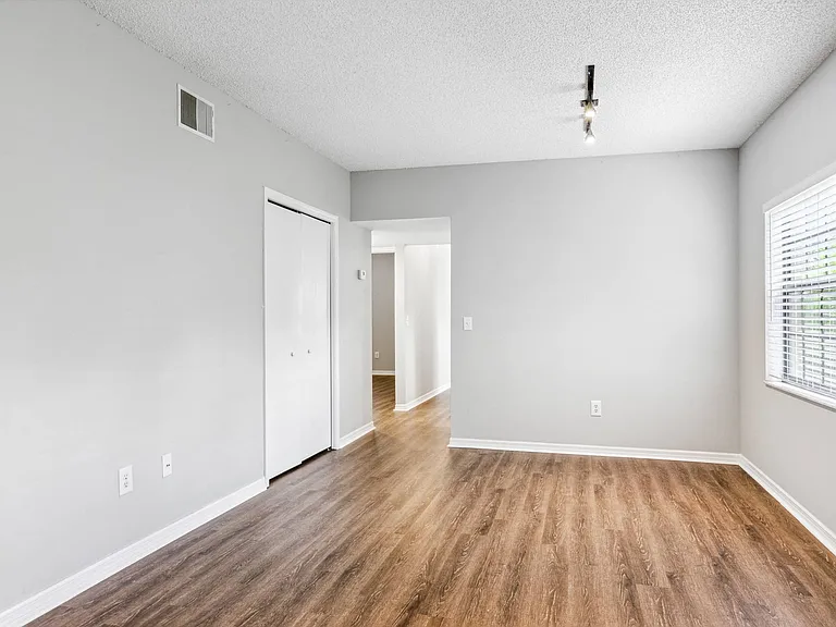 411 S Willow Ave — Photo 9
