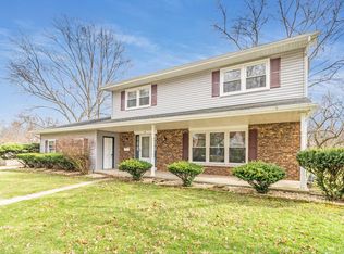 4 Bluebird Ln, Naperville, IL 60565