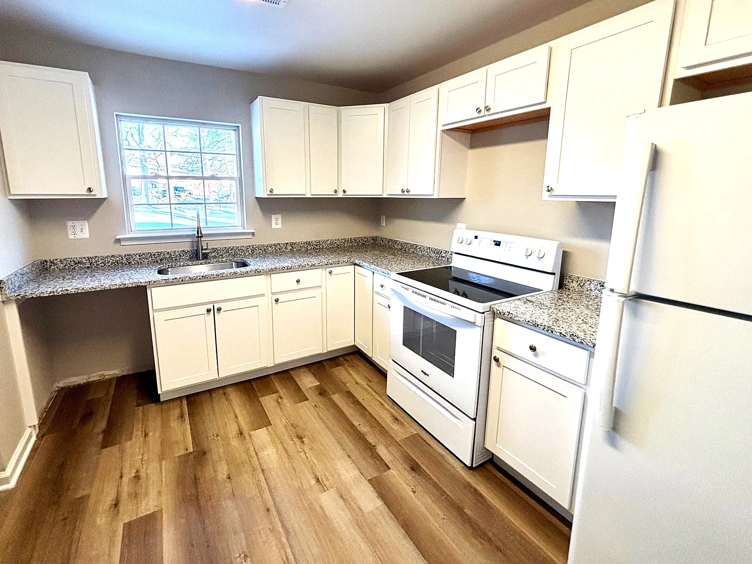 3 bed, 900 sqft, $2,295 — Photo 4