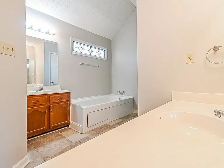 7363 Richmond Rd — Photo 13