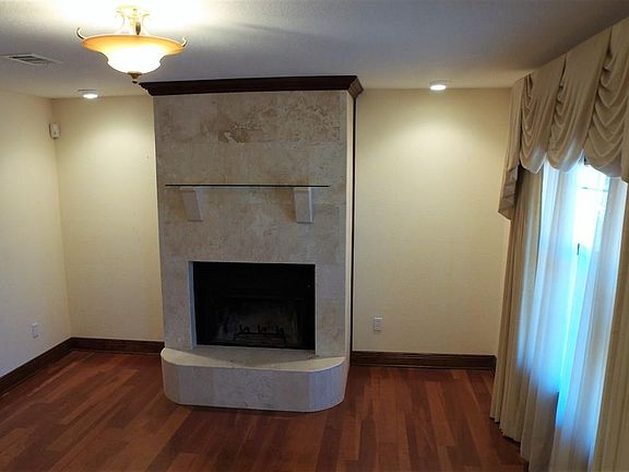 4th image of 860 Maple Woods Cir