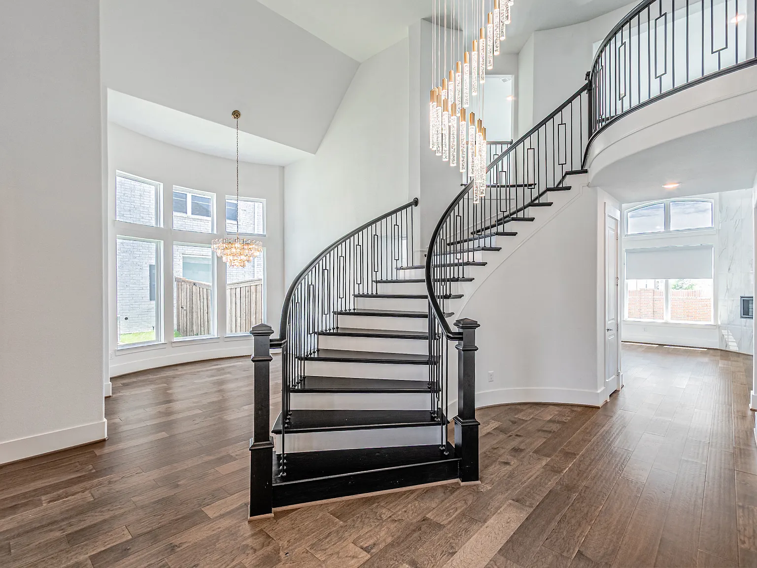 6 bed, 4266 sqft, $5,499 — Photo 4