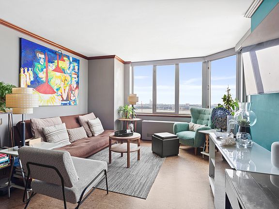 3rd image of 500 W 43rd St APT 39F