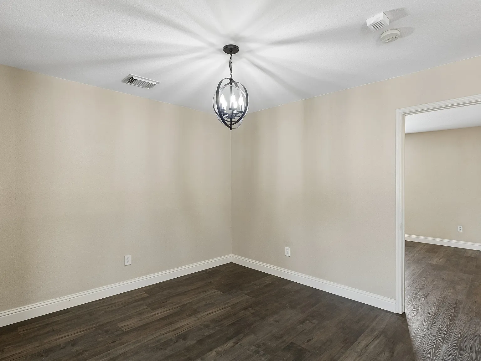 3 bed, 1799 sqft, $2,325 — Photo 3