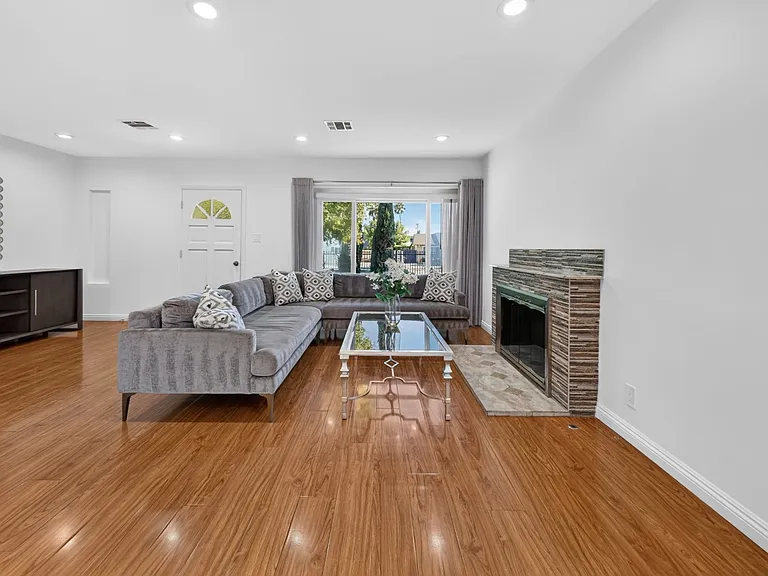 11407 Delano St — Photo 12