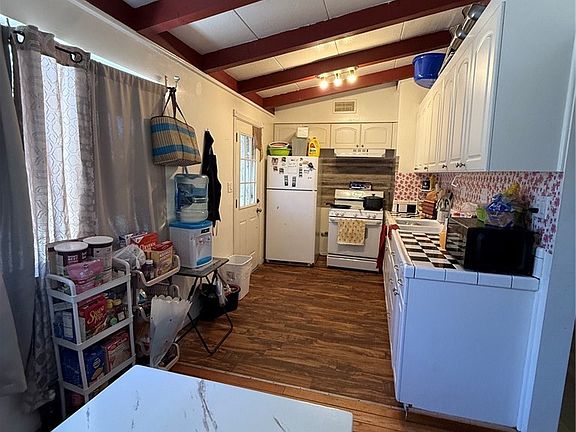 4th image of 2164 Goodall Ave