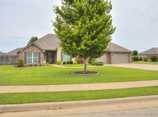 330 Parkhill Ln, Bartlesville, OK 74006
