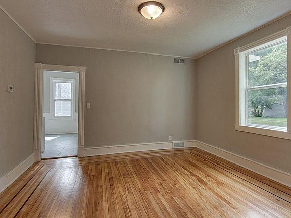 2nd image of 1500 Irving Ave N #1