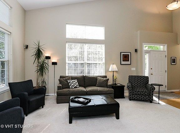 3rd image of 553 Shakespeare Dr