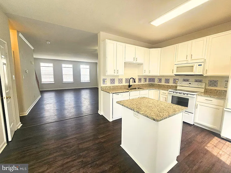 303 Dundee Pl — Photo 5