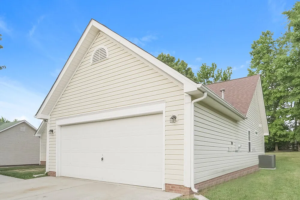 3 bed, 2.0 bath, 1637 sqft, $2,175 — Photo 4