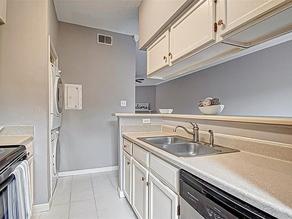 Double sink, and vegetable sprayer make kitchen prep and clean up a breeze. High Top counter for serving or breakfast bar.