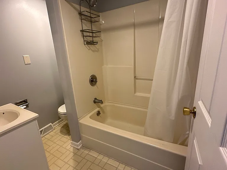 1444 Hyde Park Ave — Photo 21