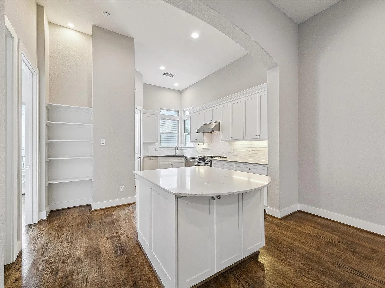 4 bed, 4.0 bath, 2256 sqft, $3,300 — Photo 4