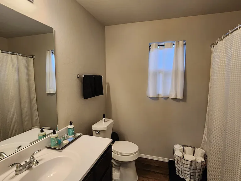 1403 Onyx St — Photo 3