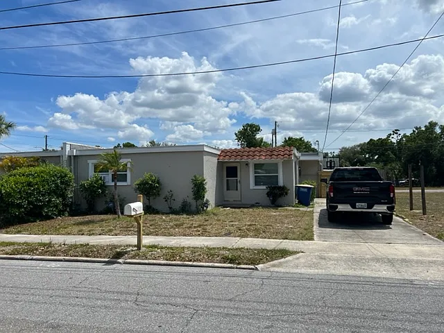 925 Marshall St — Photo 2