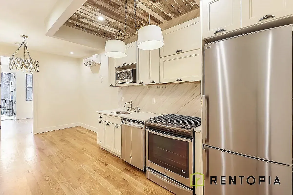 1426 De Kalb Avenue — Photo 2