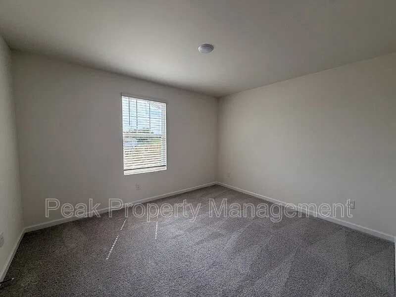 4 bed, 2.5 bath, 1948 sqft, $2,599 — Photo 4